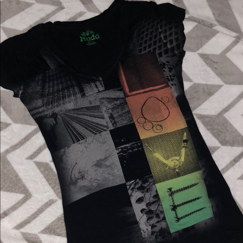 Short sleeve V-neck graphic tee